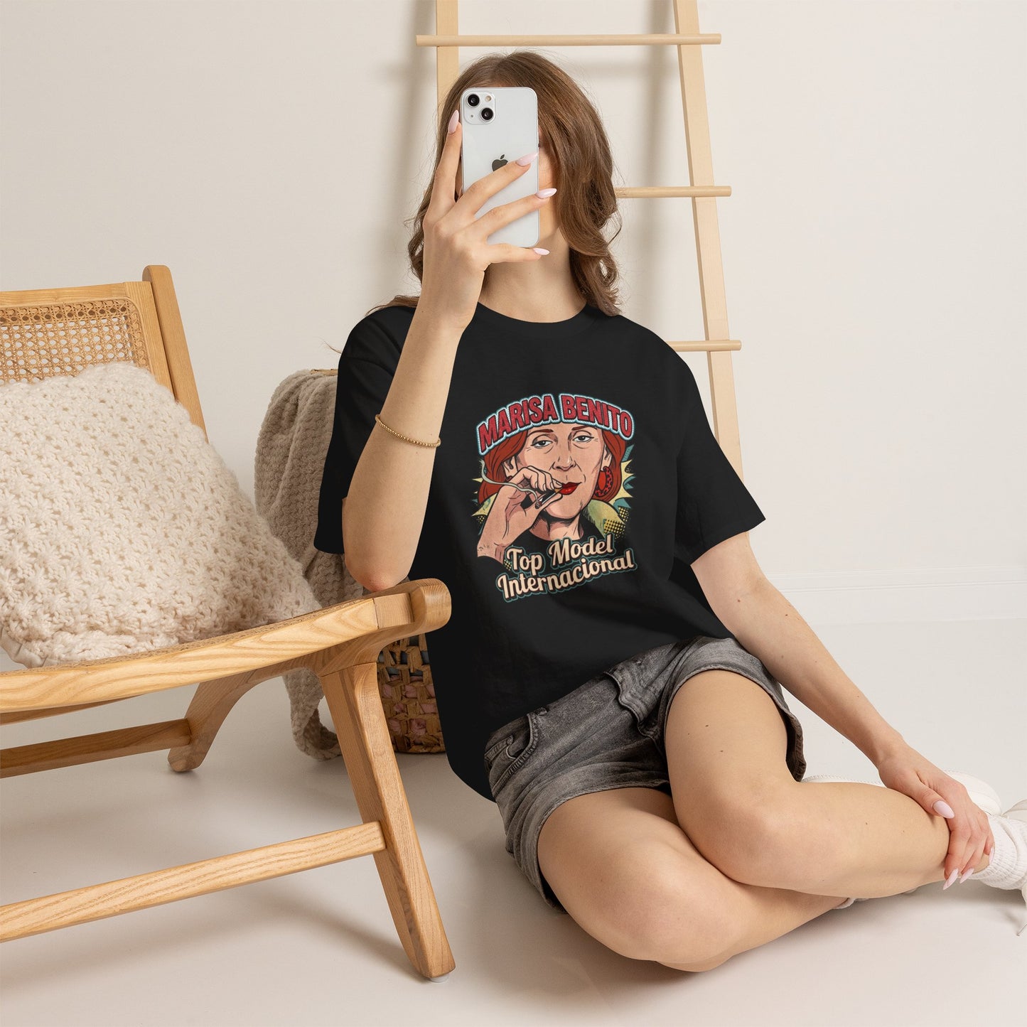 Divertida Camiseta Marisa Benito "Top Model Internacional" Graphic Tee — estilo Retro
