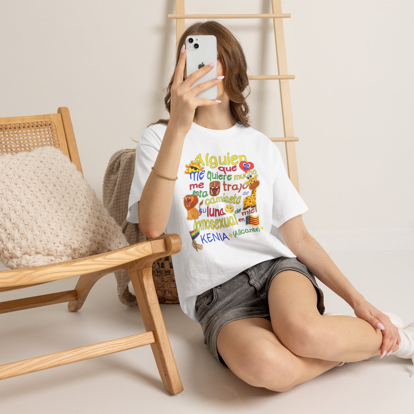 Camiseta Grafica— 'Alguien que me quiere mucho...' Unisex Heavy Cottón Tee