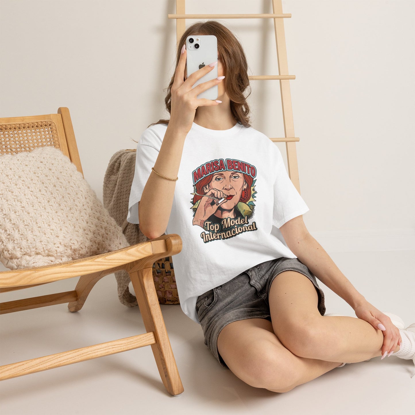 Divertida Camiseta Marisa Benito "Top Model Internacional" Graphic Tee — estilo Retro